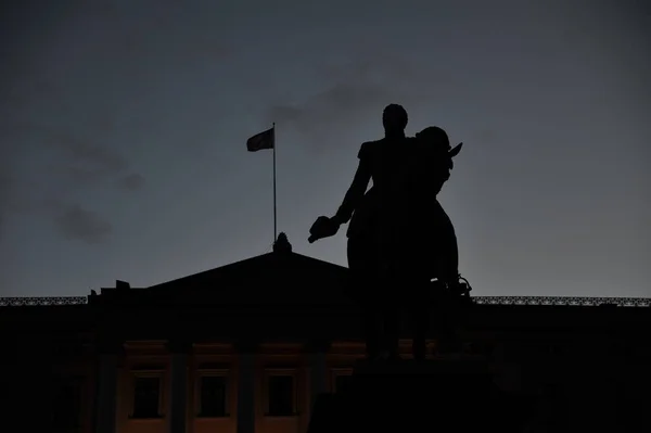Estátua Rei Norueguês Karl Johan Xiv Silhueta Oslo Noruega — Fotografia de Stock