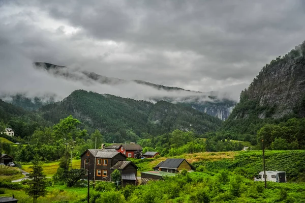 美丽的挪威自然景观与小房子和村庄在山谷的中间被绿色的小山和山包围 — 图库照片