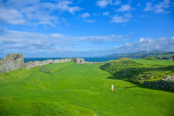 在被绿草覆盖的皮尔山上 由北欧海盗建造的皮尔城堡墙的遗迹 背景是绿草和美丽的马岛海洋 — 图库照片