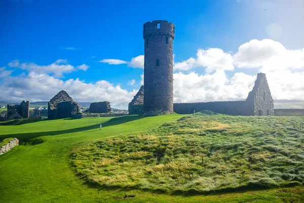 在马恩岛的皮尔市 北欧海盗建造的圣帕特里克岛皮尔城堡遗迹 免版税图库图片