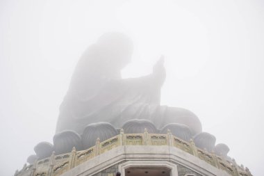Sis, Po Lin Monastery, Lantau Island, Hong Kong yakınındaki yüksek dağ ortasında büyük Tian Tan Buddha statue