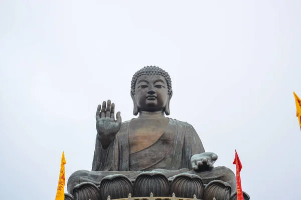 Hatalmas Tian Tan Buddha Felült Lotus Szobor Magas Hegy Közelében — Stock Fotó