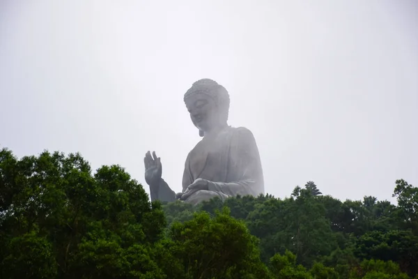 Enorme Statua Tian Tan Buddha Nel Mezzo Della Nebbia Sull — Foto Stock