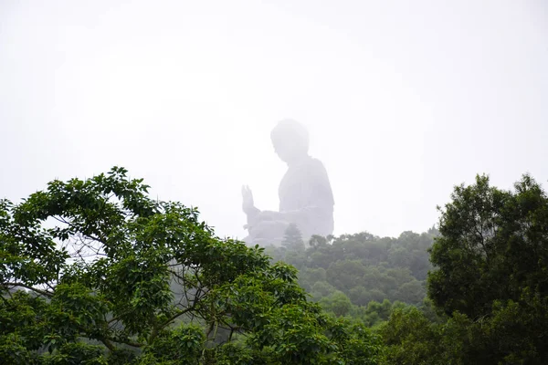 Enorme Statua Tian Tan Buddha Nel Mezzo Della Nebbia Sull — Foto Stock