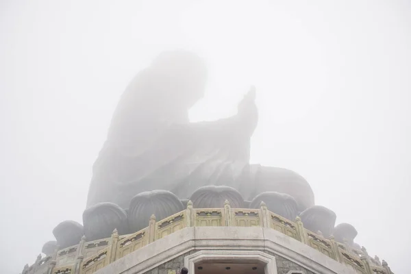 香港大屿山宝莲寺附近高山雾气中间的巨大天坛佛像 图库图片