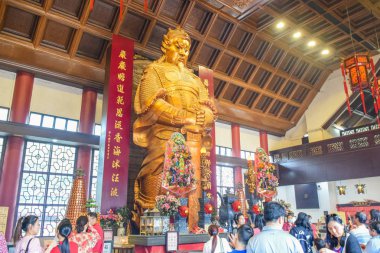 Dünyanın dört bir yanından gelen turistler ve hacılar, Hong Kong'un çok ünlü turistik yerlerinden Che Kung Miu Tapınağı'ndaki kutsal Komutan Che Kung heykeline tapınmaya geliyorlar.