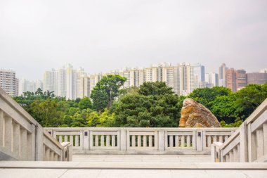 Nan Lian Garden ve Chi Lin Nunnery arasında arka planda gökdelen binaları ile merdiven bağlantısı, Hong Kong popüler bir turist hedef biri