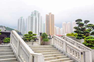 Nan Lian Garden ve Chi Lin Nunnery arasında arka planda gökdelen binaları ile merdiven bağlantısı, Hong Kong popüler bir turist hedef biri