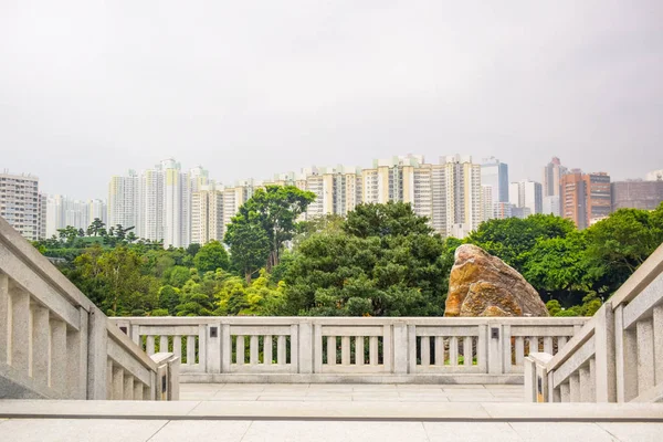 Nan Lian Garden ve Chi Lin Nunnery arasında arka planda gökdelen binaları ile merdiven bağlantısı, Hong Kong popüler bir turist hedef biri