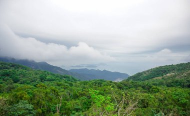 Lantau Adası yeşil tepe ve dağ manzara görünümü, Hong Kong