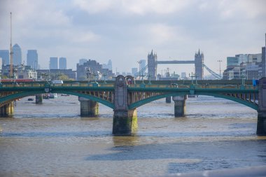 Arka planda Kule Köprüsü ile Thames Nehri üzerindeki Southwark Köprüsü 'nün şehir manzarası, Londra, İngiltere, Birleşik Krallık