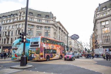Yerliler ve turistler Oxford sokak, Londra, İngiltere, İngiltere'de çok ünlü ve popüler alışveriş caddesi zaman harcama