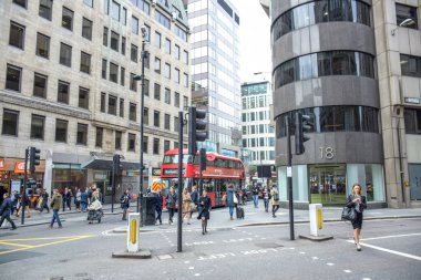 Londra, İngiltere, Birleşik Krallık şehrinde sokakta yürüyen insanlar