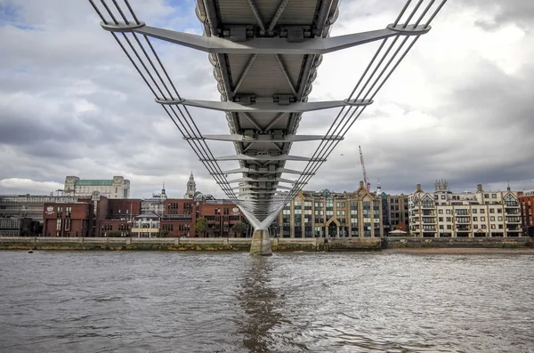 英国伦敦泰晤士河上的千年桥 图库照片