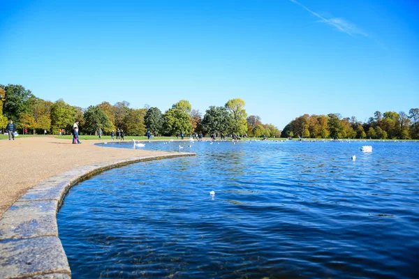 Locals Tourists Hanging Out Pond Front Kensington Palace Royal Residence — Stock Photo, Image
