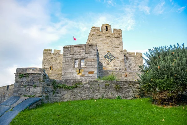 城堡鲁森城堡在清澈的蓝天 马恩岛 免版税图库照片