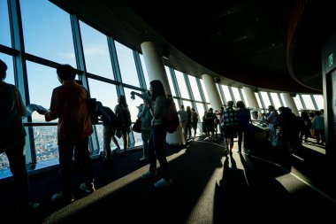 Tokyo Skytree Kulesi, ünlü bir kule ve Tokyo dönüm noktası tepesinde kendi zaman zevk Turistler