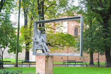 Polonya 'nın en büyük ressamı Jan Matejko' nun heykeli, Polonya 'nın Krakow kentindeki Krakow Barbican kentinin yanında yer alan büyük bir çerçeve içinde oturan sanatçıyı resmediyor.