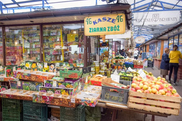 在Stary Kleparz市场 一个超过800年的传统覆盖了波兰克拉科夫市市场的商品和产品 免版税图库照片