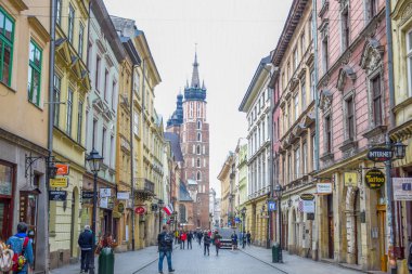 Turistler ve Polonyalıinsanlar Florianska sokak, Krakow Old Town ana caddeleri ve Krakow, Polonya en ünlü caddelerinden biri yürüyüş