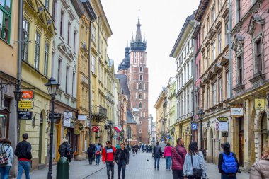 Turistler ve Polonyalıinsanlar Florianska sokak, Krakow Old Town ana caddeleri ve Krakow, Polonya en ünlü caddelerinden biri yürüyüş