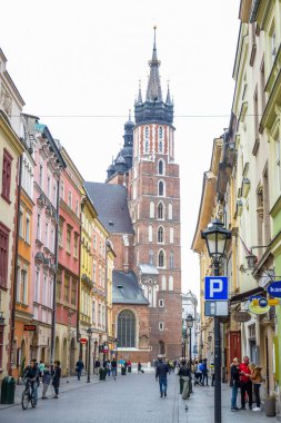 Turistler ve Polonyalıinsanlar Florianska sokak, Krakow Old Town ana caddeleri ve Krakow, Polonya en ünlü caddelerinden biri yürüyüş