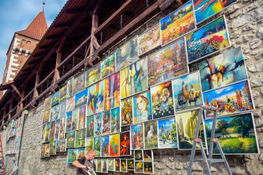 Açık resim galerisi satış ve St Florian's Gate, Krakow, Polonya ünlü bir turist cazibe eski duvarında asılı