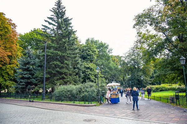 游客和波兰人在波兰克拉科夫老城周围的普朗蒂公园度过了他们的时光 图库图片
