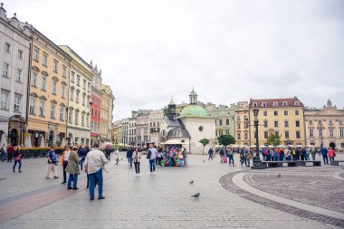 Polonya 'nın Lesser kentindeki Old Town bölgesinin merkezinde bulunan Krakow' un Ana Meydanı 'nda (Rynek Glowny) eğlenen turistler