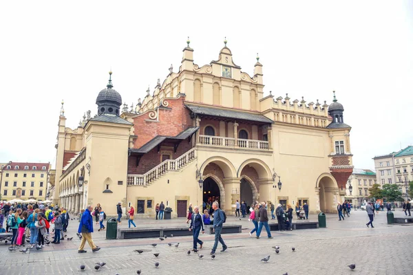 Туристы Наслаждаются Временем Краковском Ткацком Зале Расположенном Центре Главной Рыночной — стоковое фото