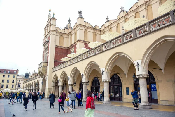 Tourists Enjoying Time Krakow Cloth Hall Central Feature Main Market — Stock Photo, Image