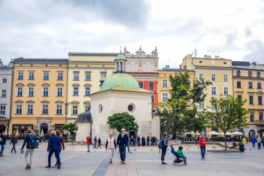 Polonya 'nın Lesser kentindeki Old Town bölgesinin merkezinde bulunan Krakow' un Ana Meydanı 'nda (Rynek Glowny) eğlenen turistler
