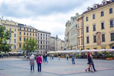 Polonya 'nın Lesser kentindeki Old Town bölgesinin merkezinde bulunan Krakow' un Ana Meydanı 'nda (Rynek Glowny) eğlenen turistler