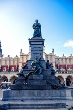 19. yüzyılın en büyük Polonyalı romantik şairi Adam Mickiewicz 'in heykeli Polonya' nın başkenti Krakow 'daki Rynek Parlak Ana Meydanı' nda bulundu.