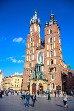 St. Mary Bazilikası 'nı ziyaret eden turistler, Polonya' nın en ünlü turizm merkezi olan Krakow 'daki ana kasaba meydanına bitişik antik bir Gotik Polonya kilisesi.