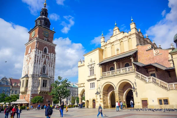 Туристы Наслаждаются Временем Краковской Ткацкой Ратушной Башнях Расположенных Центре Главной — стоковое фото