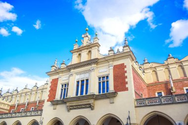 Krakow 'un Kumaş Salonu, Polonya' nın Krakow Eski Kasabası 'ndaki ana pazar meydanının merkezi.