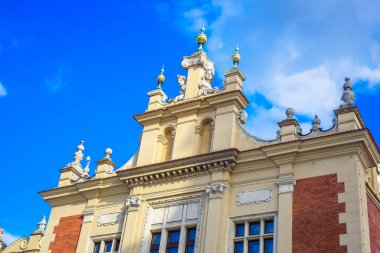 Krakow 'un Kumaş Salonu, Polonya' nın Krakow Eski Kasabası 'ndaki ana pazar meydanının merkezi.