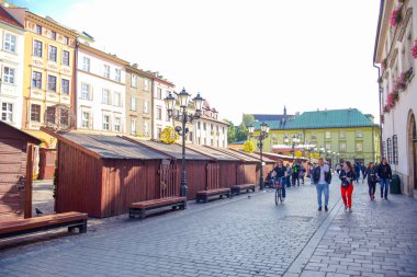 Polonya 'nın Krakow kentindeki sokaklarda gezen turistler ve Polonyalı yerliler