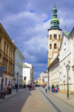 Polonya 'nın Krakow kentindeki sokaklarda gezen turistler ve Polonyalı yerliler