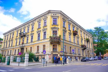 Polonya 'nın Krakow kentindeki sokaklarda gezen turistler ve Polonyalı yerliler