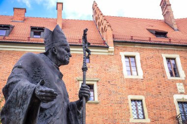 Krakow, Polonya 'daki Wawel Kraliyet Kalesi' ndeki Wawel Katedrali 'nde duran Papa John Paul 2 heykeli.