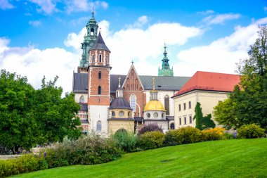 Wawel Kraliyet Şatosu ve Katedrali 'nin önünde ana bahçe avlusu, Polonya' nın merkezindeki kraliyet şatosu ikametgahı.
