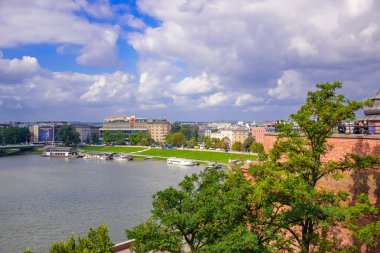 Vistula nehri Polonya 'nın Krakow şehrinden akan Krakow şehrinin şehir manzarası