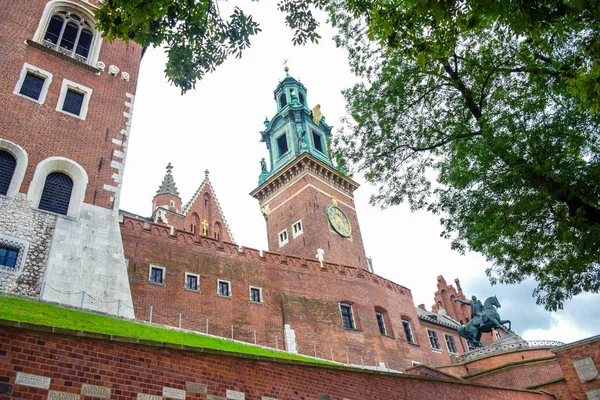 Sigismund Klokkentoren Van Wawel Kathedraal Met Tadeusz Kosciuszko Monument Een — Stockfoto