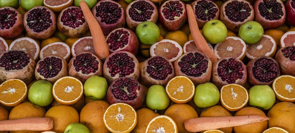 Apresentação Frutas Romã Maçã Laranja Vegetais Cenoura Uma Barraca Alimentos — Fotografia de Stock