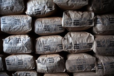 Glenloch çay fabrikası, Nuwara Eliya, Sri Lanka, Asya ülkede Hall, çay yaprakları ile çanta dolu