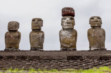 Taş heykellerin - Moais - Ebu Tongariki, Paskalya Adası oyma (Rapa Nui / Paskalya Adası)-Şili