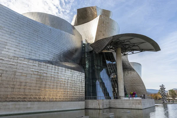 Guggenheimmuseets fasad i Bilbao, Spanien-Europa — Stockfoto