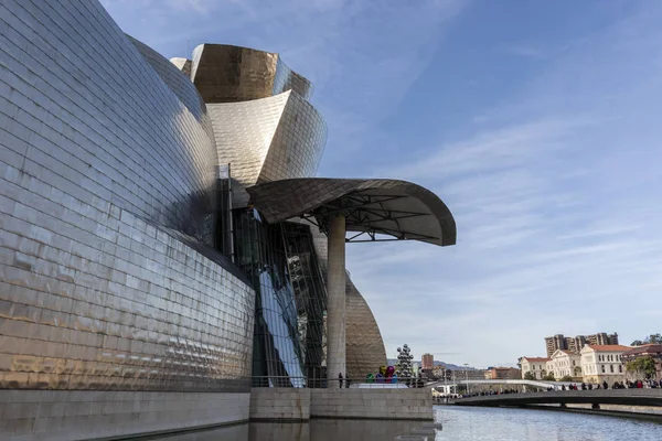 Fachada del Museo Guggenheim de Bilbao, España - Europa — Foto de Stock